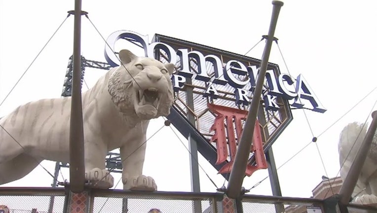 Detroit_Tigers_hold_garage_sale_at_Comer_0_20151124003338