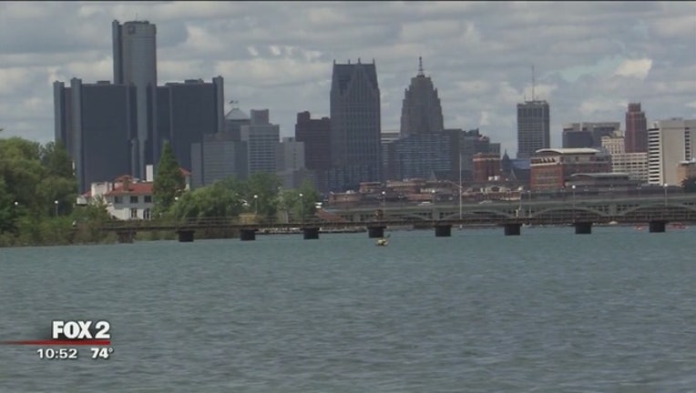 Kayak_the_Detroit_River_from_Belle_Isle_0_20160714155247