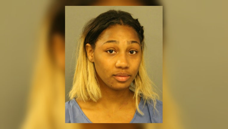 Latorya Thigpen is accused of attacking two Chicago paramedics-404023