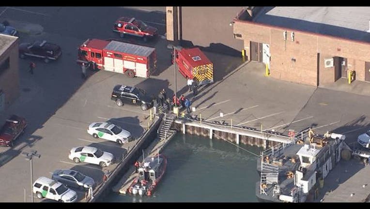 4-person rowing team capsizes in Detroit River