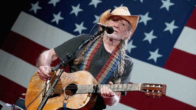 Willie Nelson cancels Grand Rapids show and tour, cites 'breathing problem'