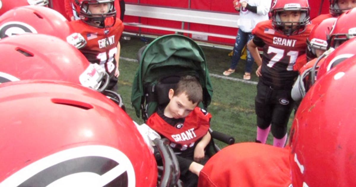 Illinois football team makes boy, 7, with cerebral palsy honorary ...