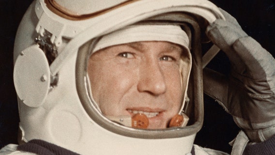 Alexei Leonov, 1st human to walk in space, dies in Moscow