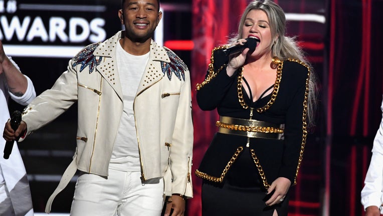 LAS VEGAS, NV - MAY 20: Recording artists John Legend and Kelly Clarkson speak onstage during the 2018 Billboard Music Awards at MGM Grand Garden Arena on May 20, 2018 in Las Vegas, Nevada. (Photo by Ethan Miller/Getty Images)