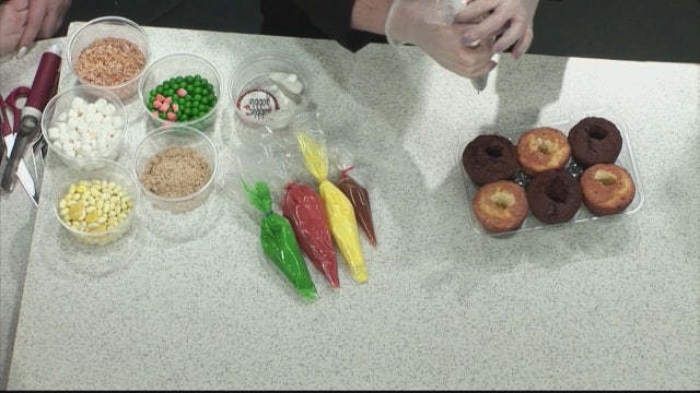 Making Thanksgiving dinner cupcakes with M Street Baking