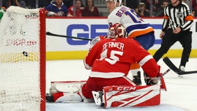 Islanders handle Red Wings 4-1