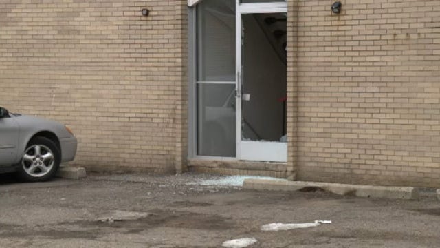 Shooting outside Detroit apartment leaves 1 wounded, gunman at large