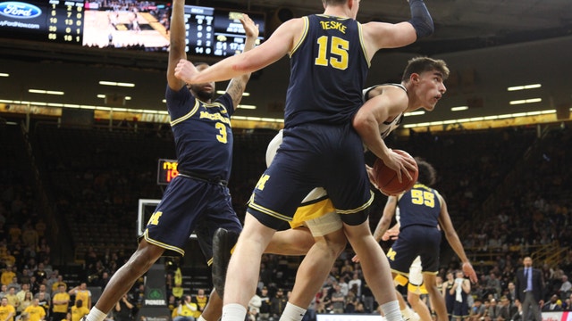 Garza scores 33, Iowa beats No. 19 Michigan