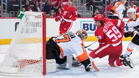 Elliott gets 40th shutout in Flyers' 3-0 win over Red Wings