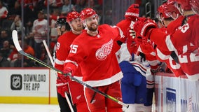 NHL-worst Red Wings beat Canadeins 4-3, sweep season series