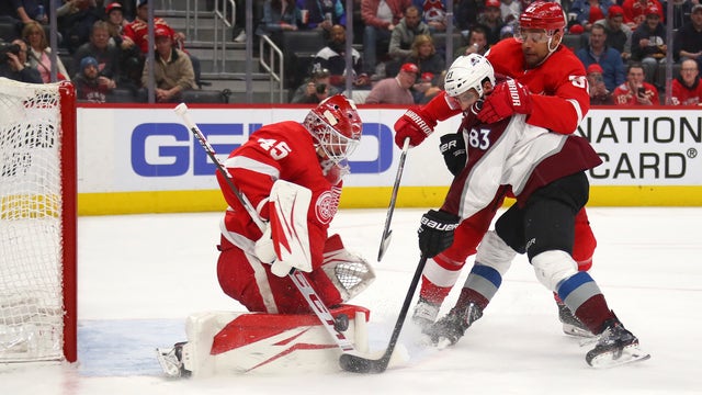 Avalanche win season-high 7th straight, 2-1 over Red Wings