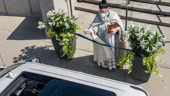 Michigan priest draws squirt gun in fight against coronavirus