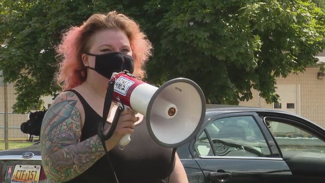 Service industry workers demonstrate urge for more help to ease pandemic's toll