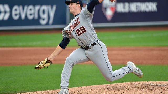 Singer, Royals beat Tigers 3-1 in Gordon's finale