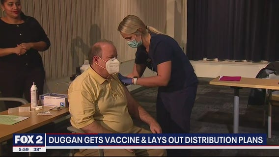 Mayor Duggan and other Detroit Leaders take COVID-19 vaccine