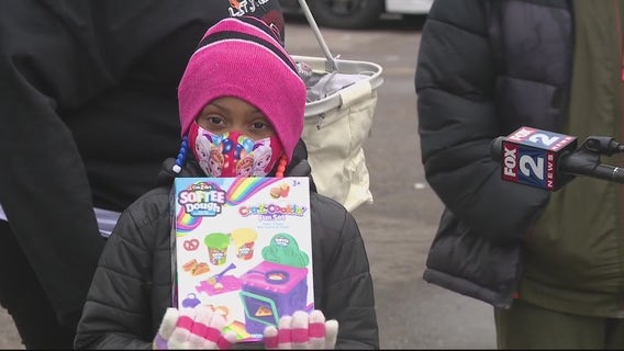 DPD helps families and a local restaurant during COVID by spreading Christmas joy