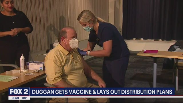 Mayor Duggan and other Detroit Leaders take COVID-19 vaccine