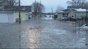 Michigan residents travel to see freezing St. Clair River