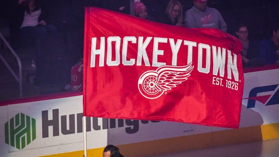 Kubalik scores 2, lifts Blackhakws to 3-2 win over Red Wings