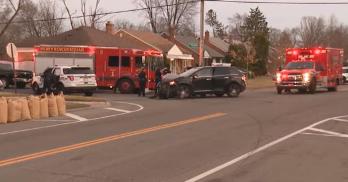 Detroit police involved in crash after running stop sign without lights ...