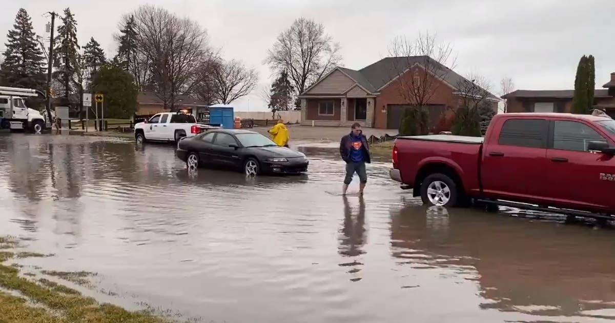 Windy and wet start to Friday knocks power out, floods roads in Metro ...