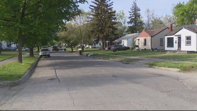 2 men shot, 1 dead while sitting in the car on Shaftsbury street,