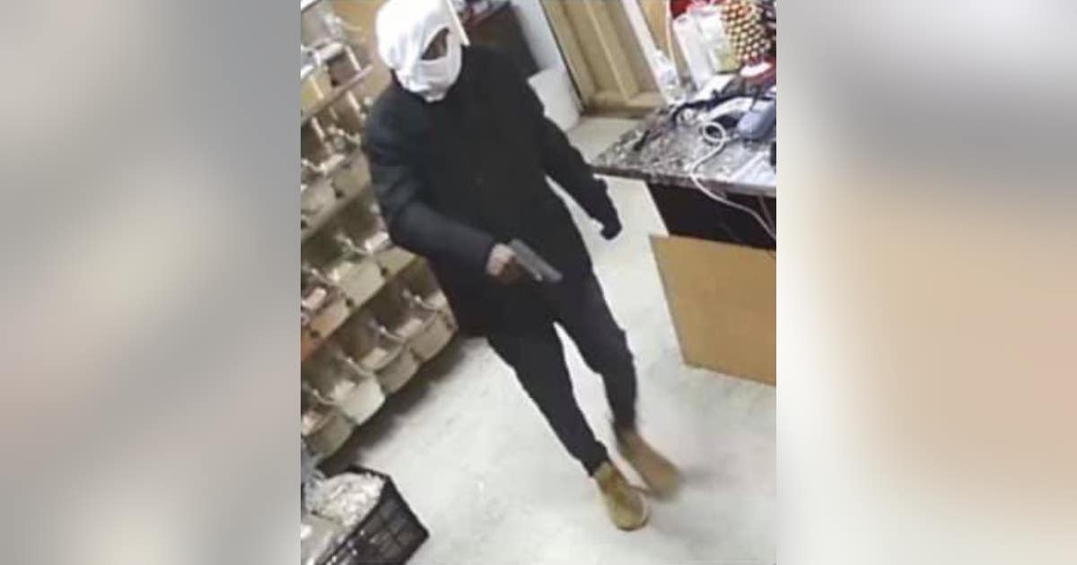 Police looking for man who robbed Dearborn Heights market at gunpoint ...