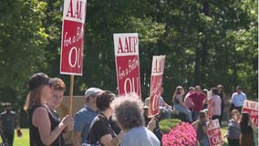 Oakland University professors protest amid negotiations on first day of fall semester