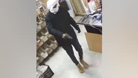 Police looking for man who robbed Dearborn Heights market at gunpoint
