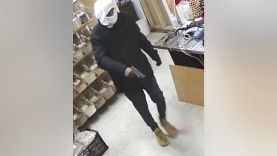 Police looking for man who robbed Dearborn Heights market at gunpoint