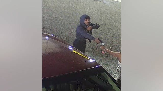 Police seek suspect who robbed Detroit gas station customer at gunpoint