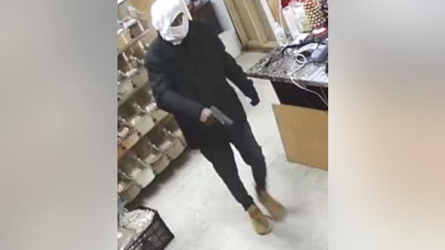 Police looking for man who robbed Dearborn Heights market at gunpoint