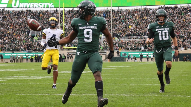 Walker-led No. 8 Michigan St tops No. 6 Michigan 37-33