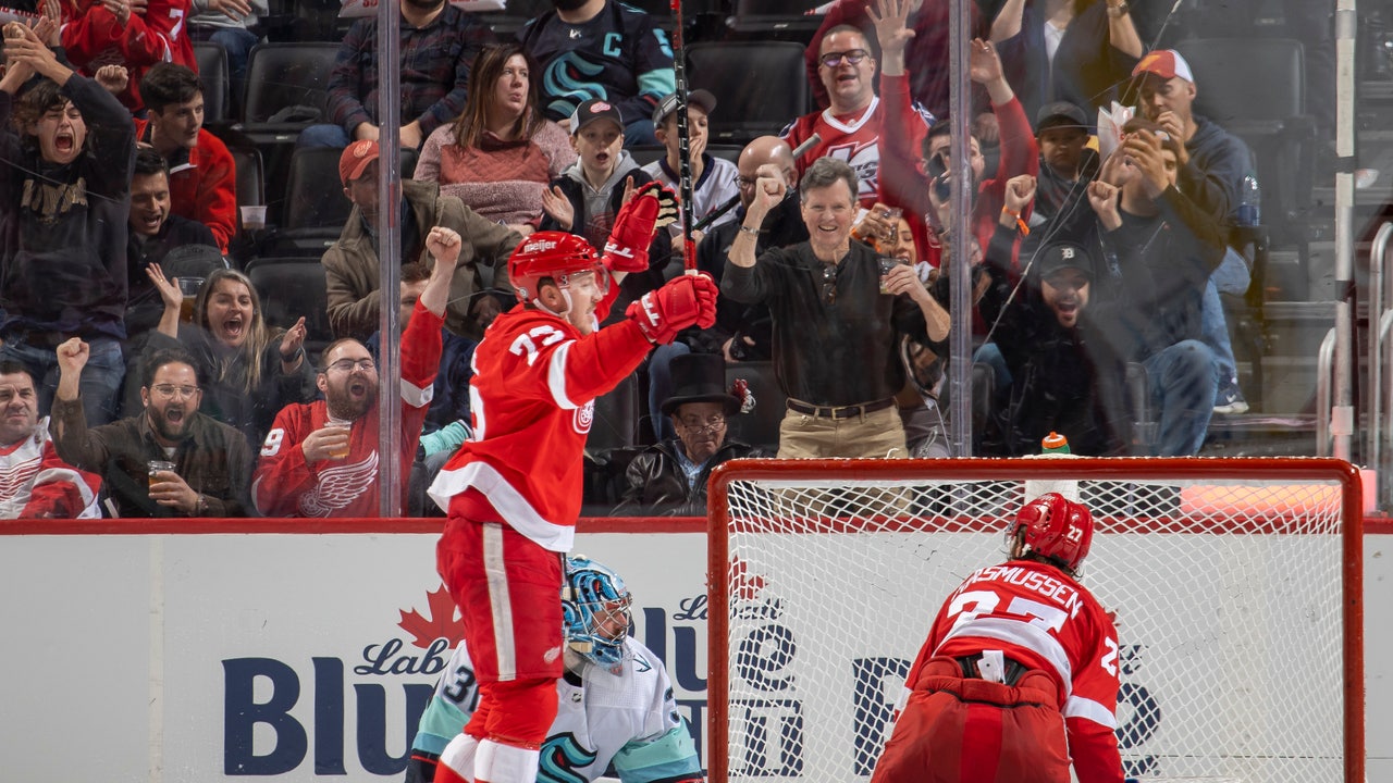 Larkin's shootout goal lifts Red Wings to 4th straight win