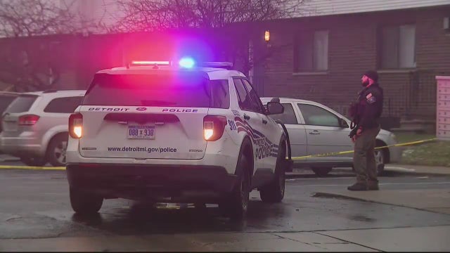 1 dead after 2 men shot at apartment complex near I-75 in Detroit