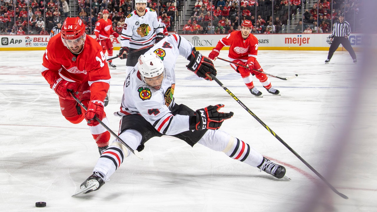 Strome has hat trick as Blackhawks outlast Red Wings 8-5