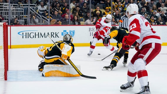 Raymond helps Red Wings beat Penguins 3-2 in SO