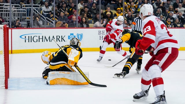 Raymond helps Red Wings beat Penguins 3-2 in SO