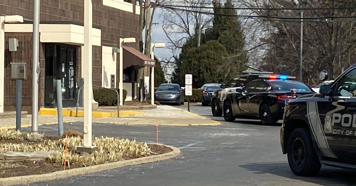 2 in custody after Roseville bank robbery, police chase | FOX 2 Detroit