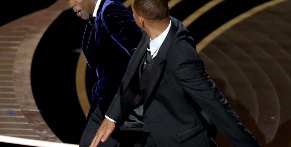 Chris Rock, wearing Detroit Tigers hat, appears on stage for first time  since Oscars slap