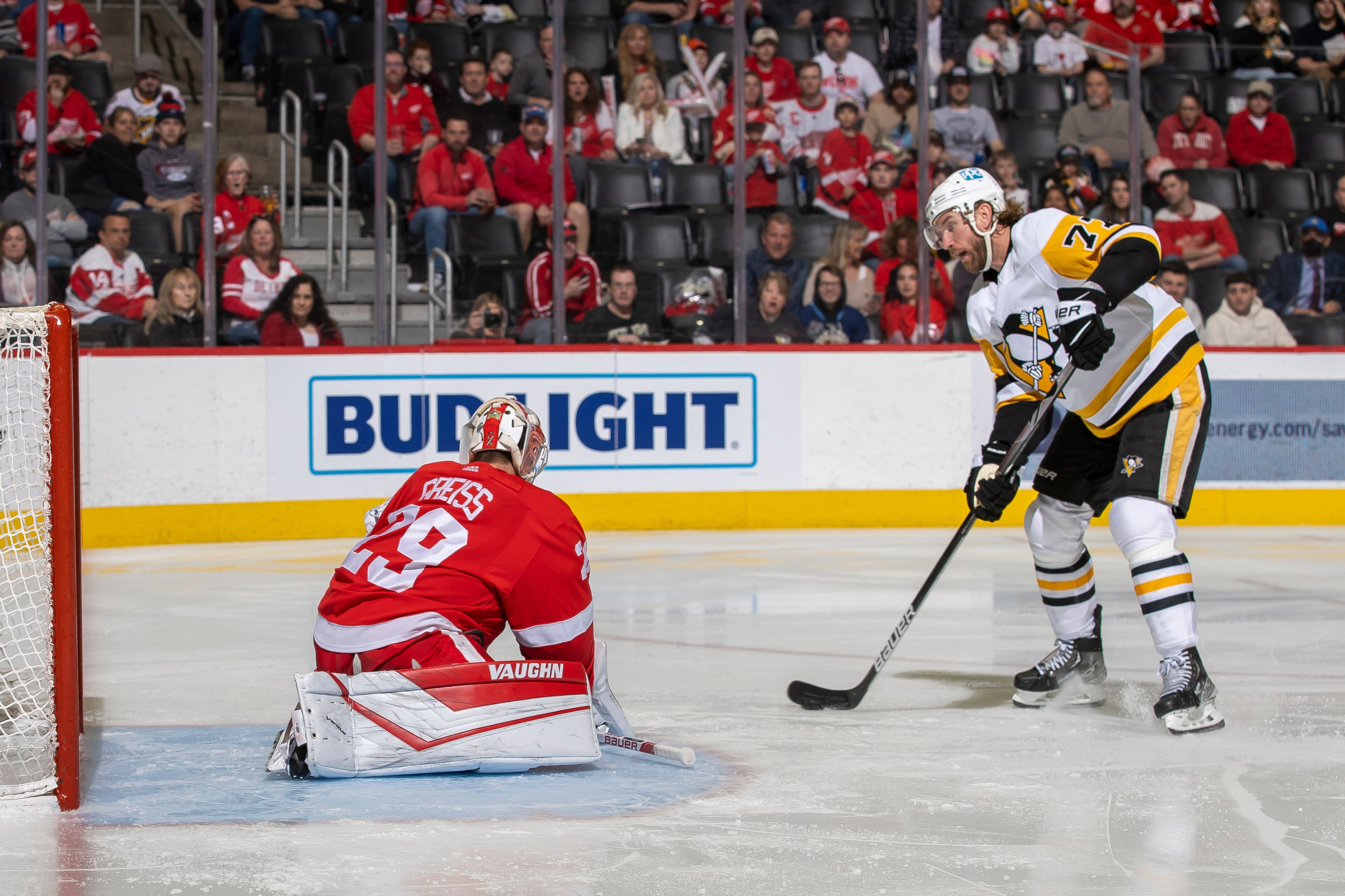 Malkin scores twice as Penguins beat Red Wings 7-2