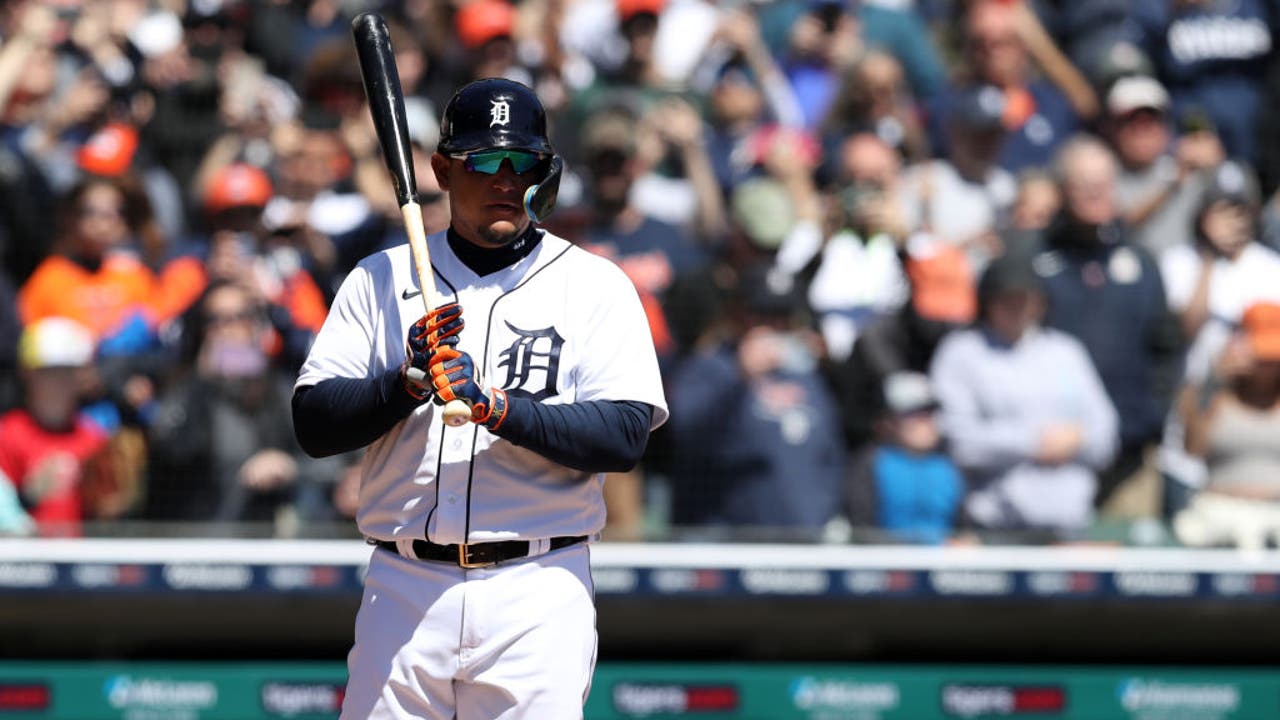 Yankees intentionally walk Miguel Cabrera with 2,999 career hits