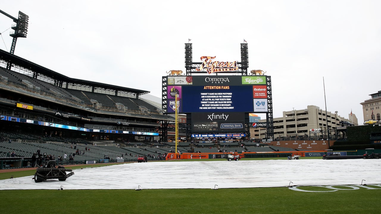 Miguel Cabrera gets his 3,000th career hit, becoming the 33rd