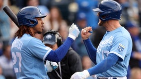 Dozier's two-run blast lifts the Royals to win over Detroit