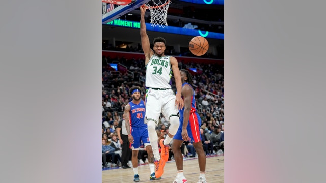 Giannis Antetokounmpo has 30 points, Bucks rout Pistons