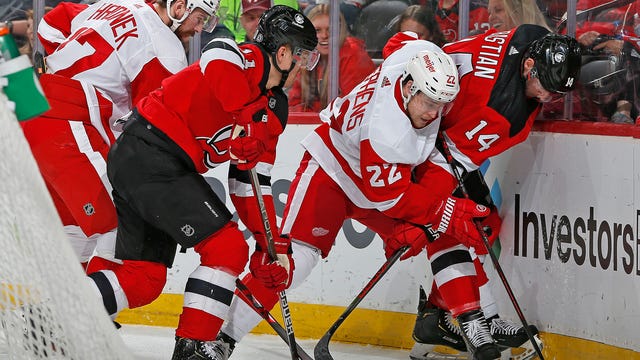 Nedeljkovic makes 17 saves, Red Wings blank Devils 3-0