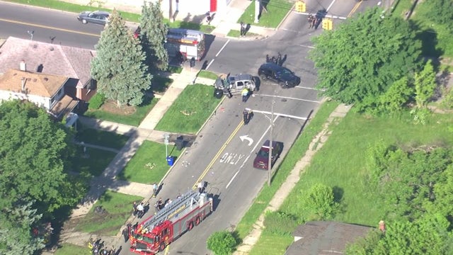 4 Detroit firefighters, 2 civilians injured in crash involving fire rig on city's east side