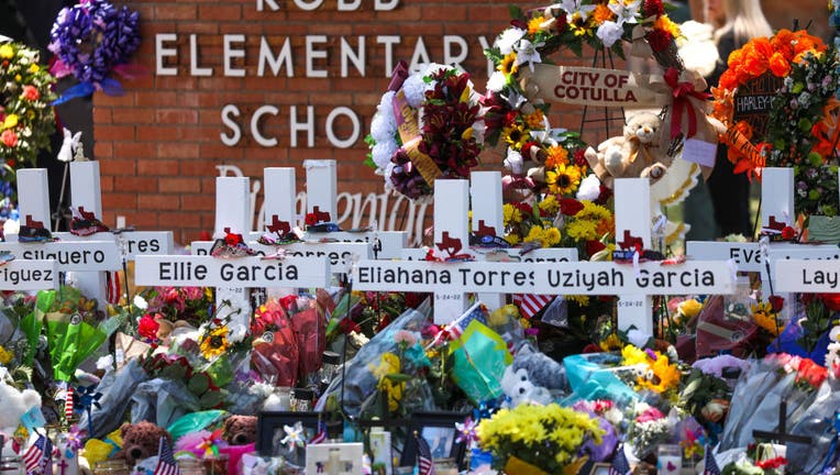 f95c87e8-Memorial for Texas school shooting victims