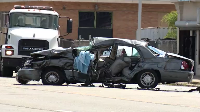 1 dead, 2 seriously injured after crash on Gratiot Avenue