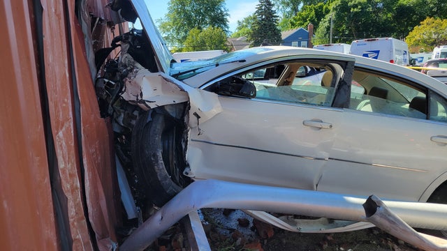 Car crashes into post office in Grosse Pointe Farms